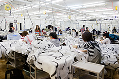 縫製する有名ブランドの洋服は常時20種類以上
