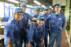同じ部署の製造3課のメンバー。現場はいつも明るく、頼りがいのある先輩たちに囲まれています