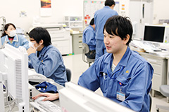 工法や技術の開発、金型の新規設計、改造設計、見積もり・・・と業務範囲は多岐にわたる渡辺さん。現場と技術部を行ったり来たりの毎日です。