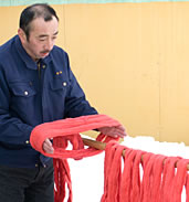 数回にわたって紅花染を施した絹糸を「寒ざらし」する末野さん