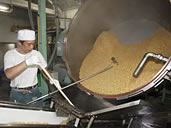 大釜で大豆を炊く工程。この炊き加減も味噌の出来映えを大きく左右する