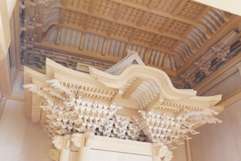 齋藤さんがつくった宮殿と内陣の天井。肘木桝組も見事