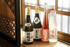 和田酒造の商品一例。さくらんぼ酵母で作ったロゼ色の純米酒「さくらんぼの恋物語」とフルーティな純米吟醸「嚶鳴」は弥寿子さんらしい