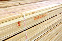 庄司製材所の木材に刻印される信頼のマルエスマーク