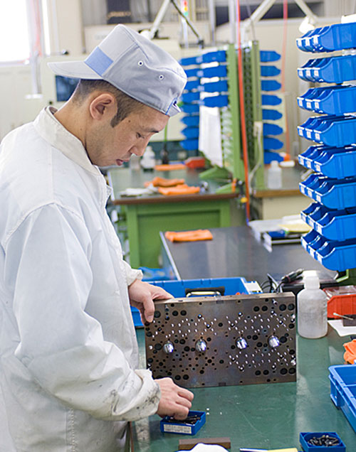 半導体製造設備の重要部品となるモールド金型のチェック調整