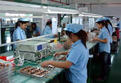 中国工場におけるトロイダルコイルの生産風景