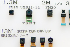さまざまな種類の超小型カメラ。1日におよそ10万個生産される