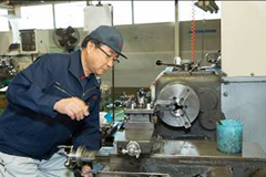 旋盤加工の工程。機械での作業にも熟練の技が必要。