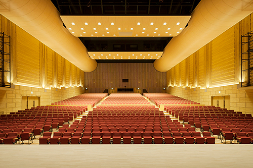シェルターなんようホール（山形県南陽市文化会館）。「最大の木造コンサートホール」としてギネスに認定された。
