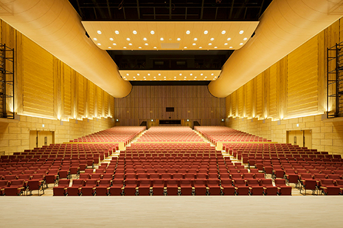 シェルターなんようホール(山形県南陽市文化会館)。「最大の木造コンサートホール」としてギネスに認定された。