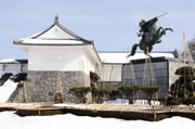 霞城公園(山形城址)に建てられた最上義光像