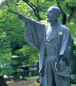 上杉神社参道に建てられた上杉鷹山像